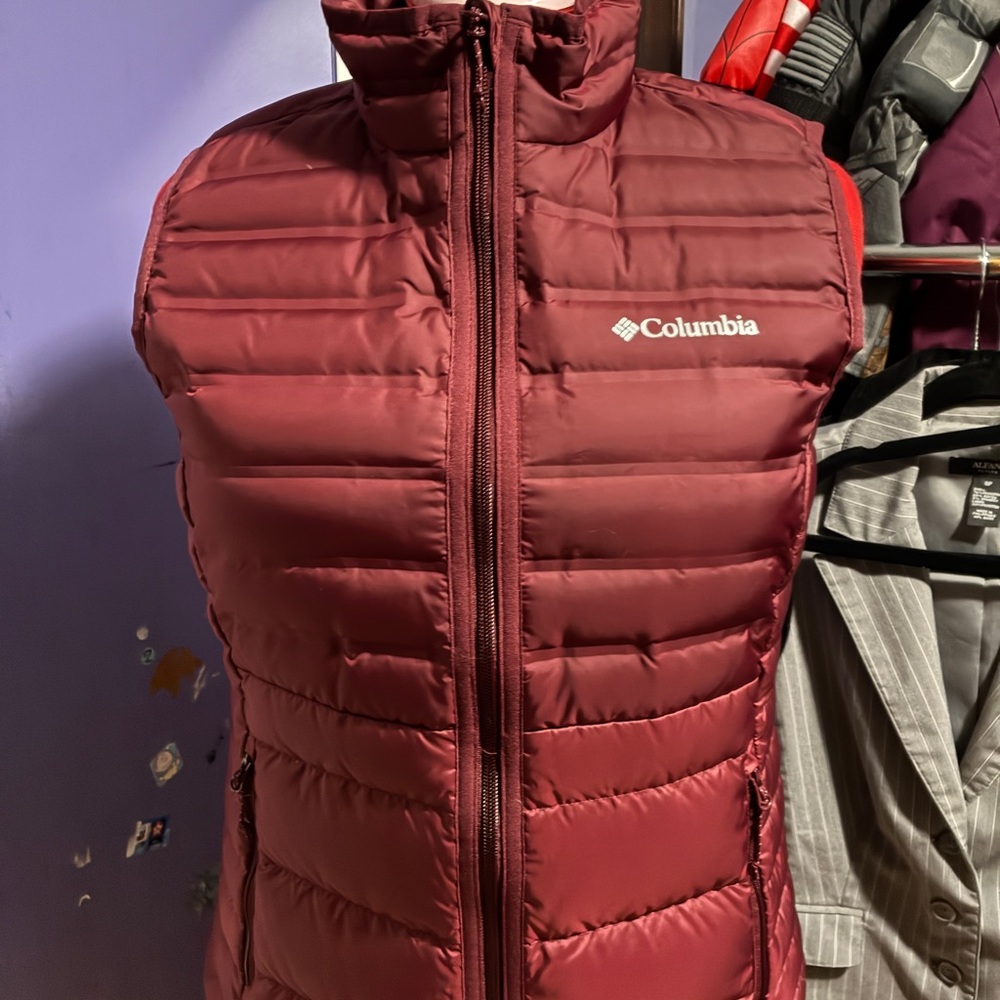 Columbia Burgundy Insulated Puffer Vest Women’s sz M